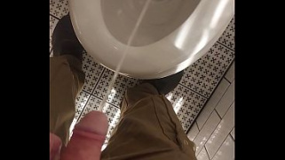 [Cock, Piss, Pub] Piss In London Pub Toilet